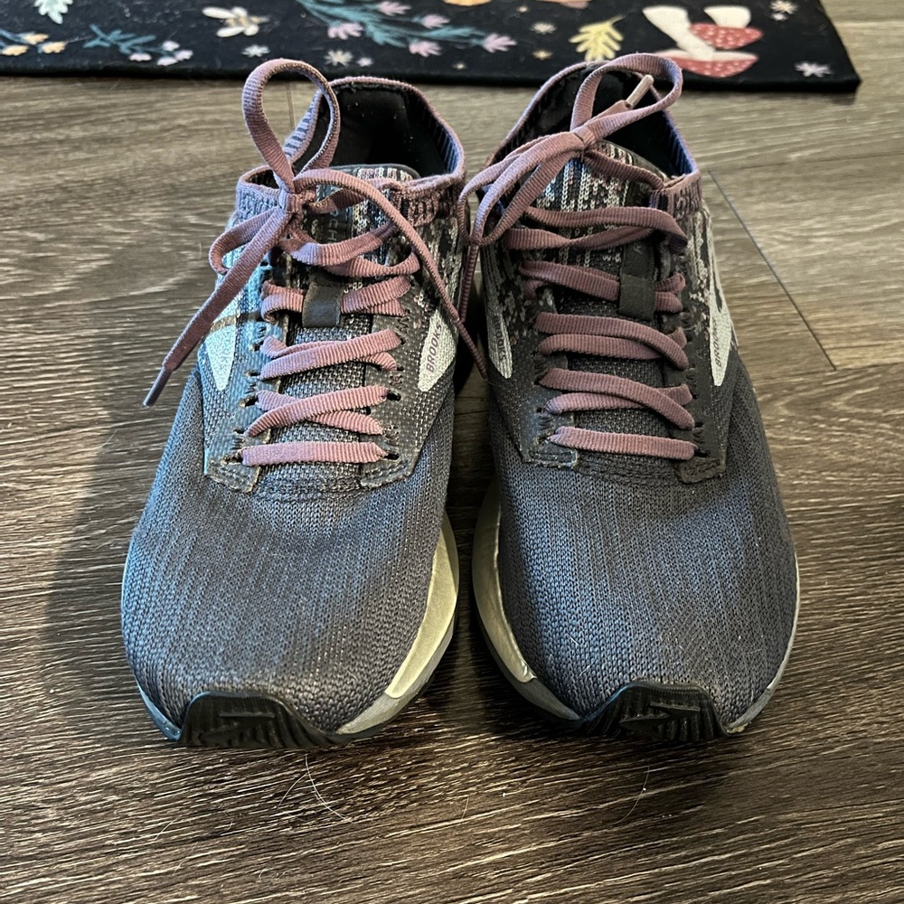 Brooks size 8 
Women's Gray and purple Athletic Shoes